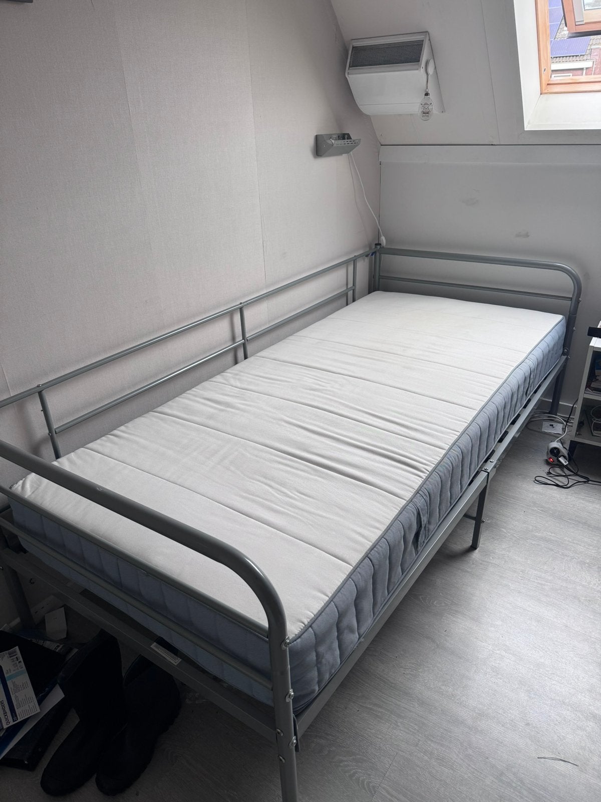 2 eenpersoons bedden, Ophalen, 90 cm, Eenpersoons, Zo goed als nieuw