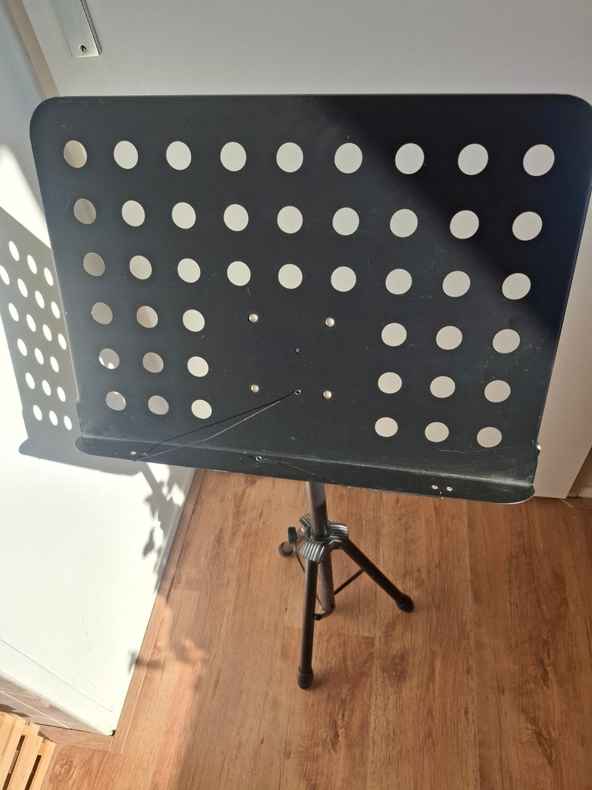 Zwarte geperforeerde bladmuziek lessenaar met klemmen, Ophalen of Verzenden, Gebruikt, Muziekstandaard