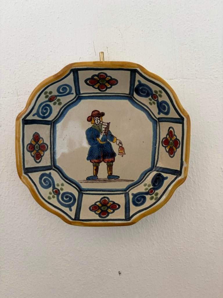 Antiek Makkum aardewerk wandbord met muzikant, Ophalen
