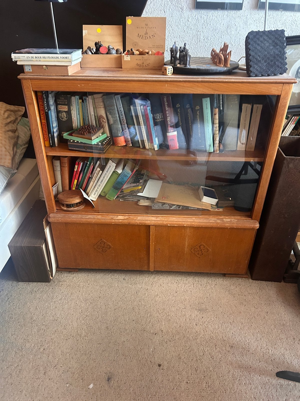 Vintage Boekenkast met Glazen Schuifdeuren en Opbergruimte, Ophalen, Gebruikt, 100 tot 150 cm, 50 tot 100 cm