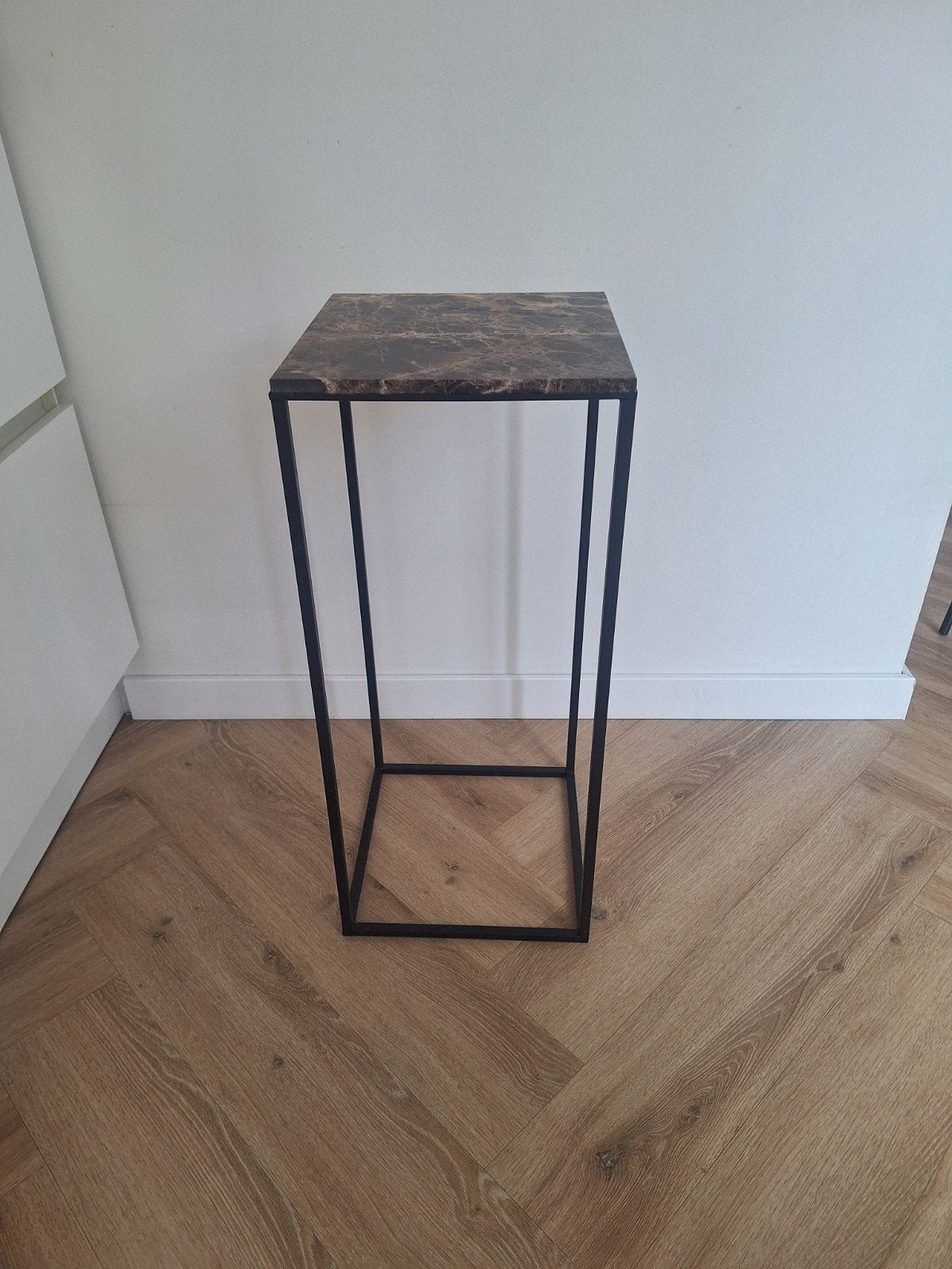 Bijzettafel metaal met steenlook blad 70x30 cm, Huis en Inrichting, Ophalen, Minder dan 55 cm, Gebruikt, Metaal of Aluminium