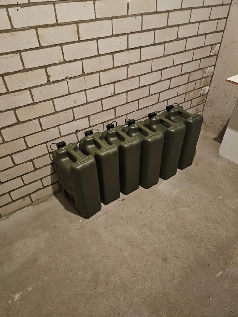 Jerrycans 6 x 20 liter, Ophalen