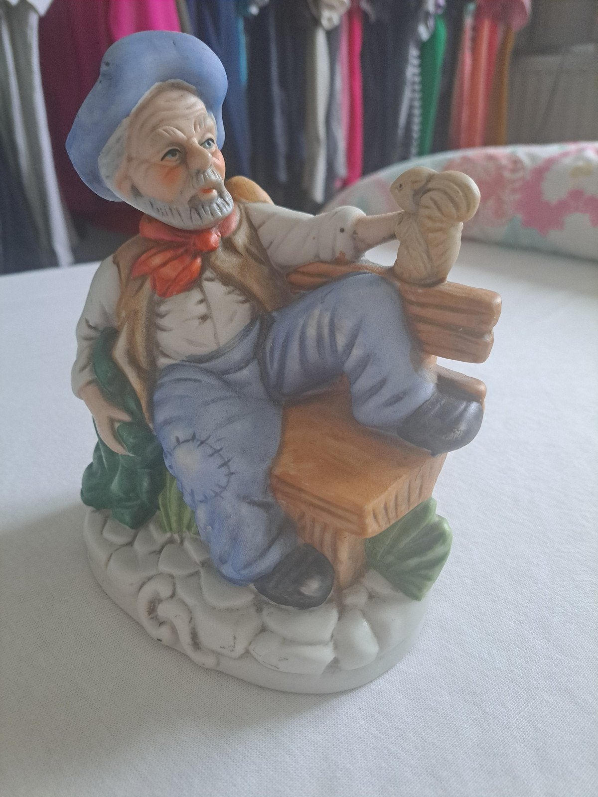 Vintage beeldje oude man met eekhoorn op bankje, Ophalen of Verzenden, Gebruikt, Mens