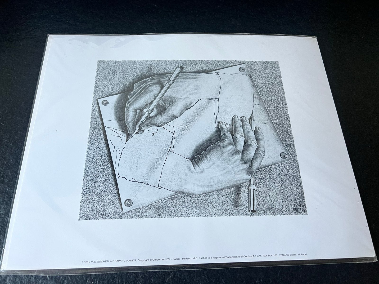 Vintage M.C. Escher poster "Drawing Hands" 36x28 cm, Ophalen of Verzenden
