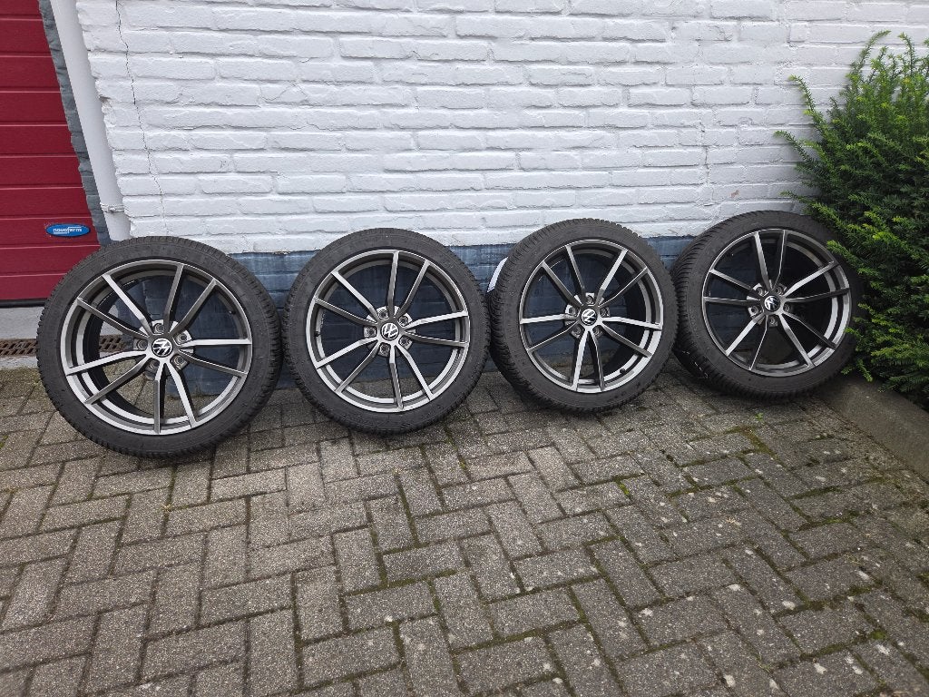 18 inch Pretoria Antrachite winterset 225/40R18 Golf / Caddy, 18 inch, Gebruikt, Banden en Velgen, Kleber