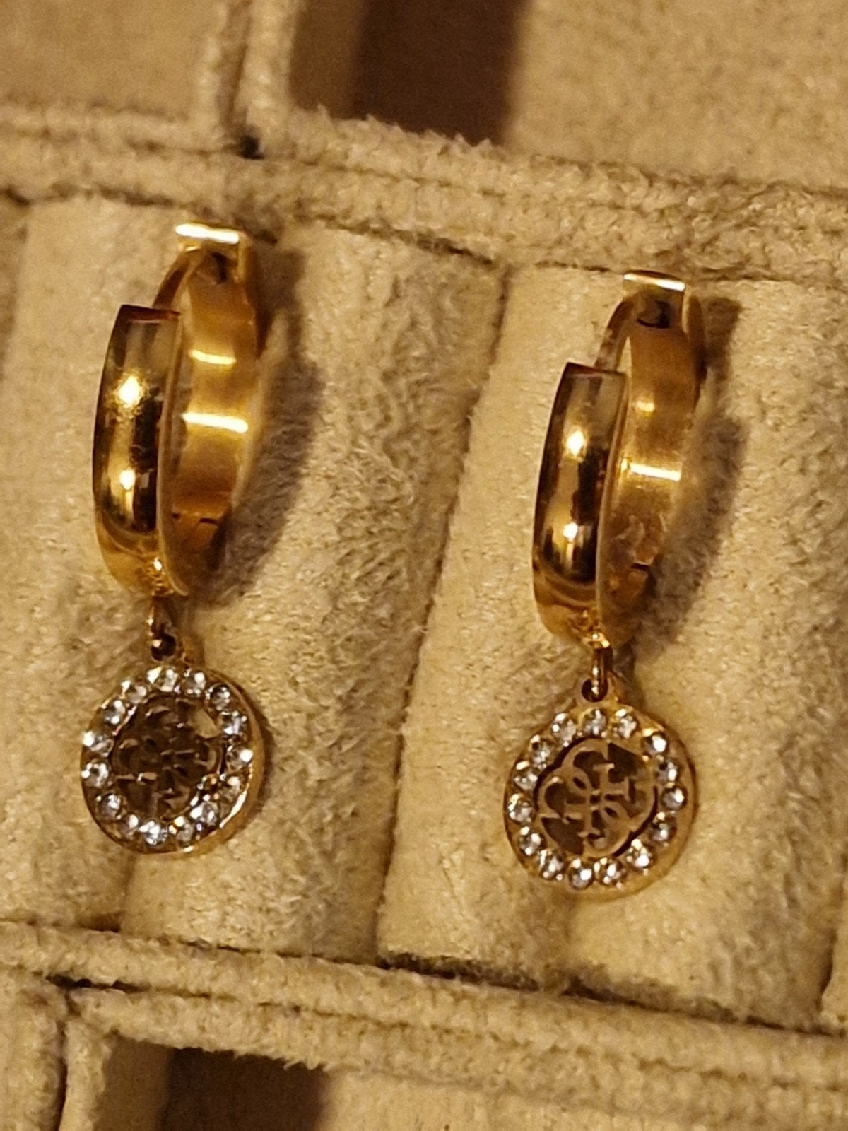 Guess Oorbellen Goudkleurig met hangertje, Sieraden, Tassen en Uiterlijk, Overige materialen, Hangers, Ophalen of Verzenden, Zo goed als nieuw