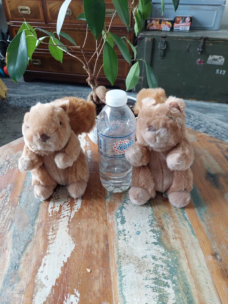 Twee bruine eekhoorn knuffels, Ophalen of Verzenden, Zo goed als nieuw