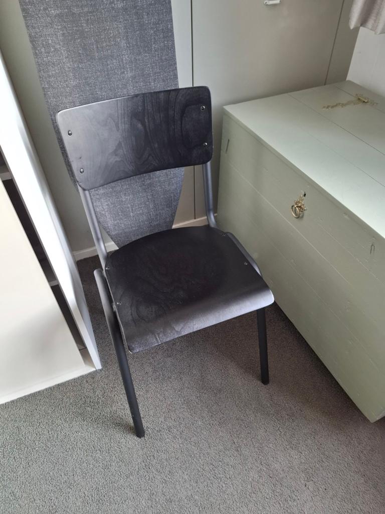 Leen Bakker Oscar Stapelbare Stoelen - Zwart Hout/Metaal, Ophalen, Gebruikt, Twee, Modern, Industrieel
