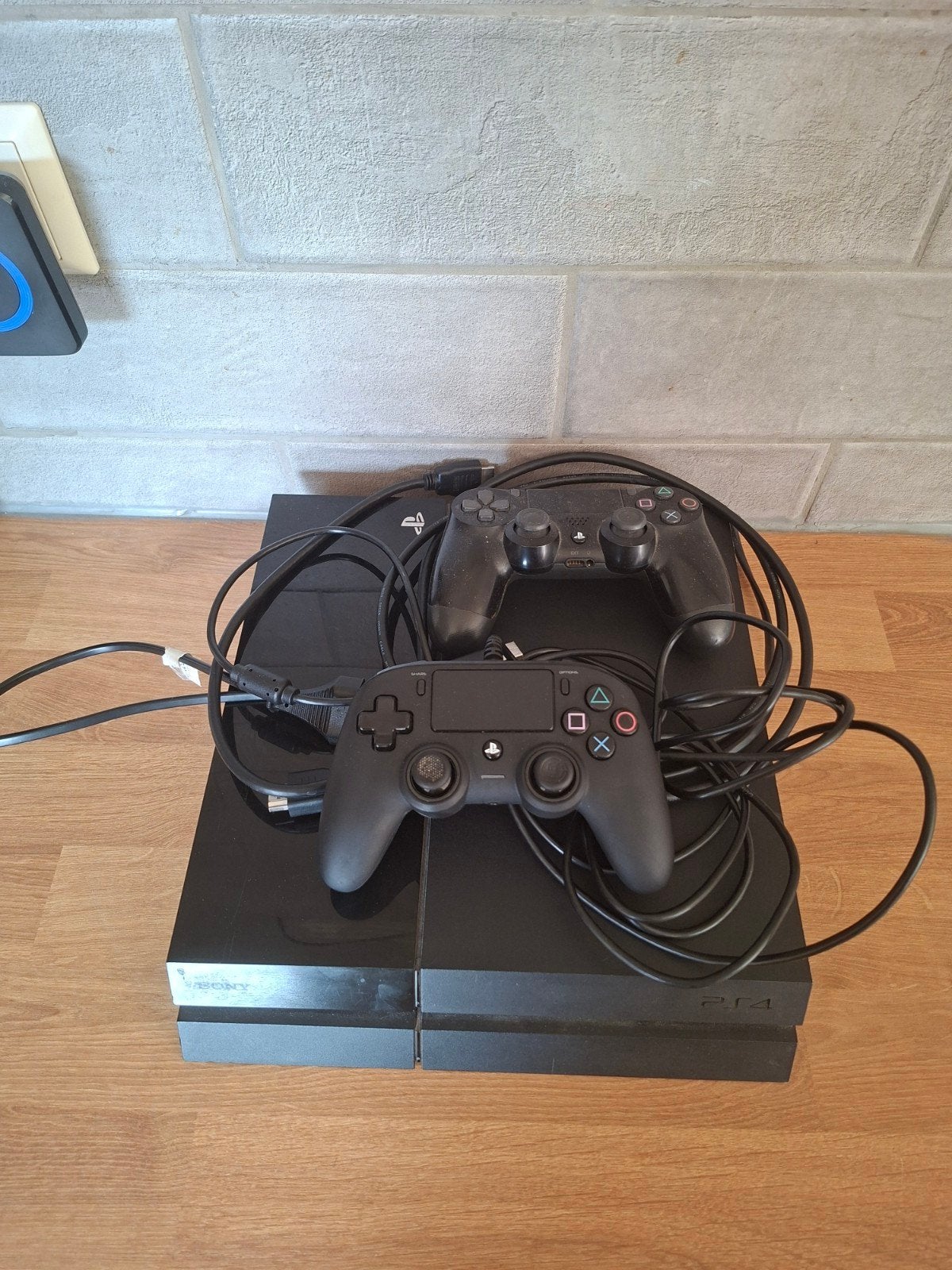 PlayStation 4 (PS4) met 2 controllers en kabels, Spelcomputers en Games, Spelcomputers | Sony PlayStation 4, Ophalen of Verzenden