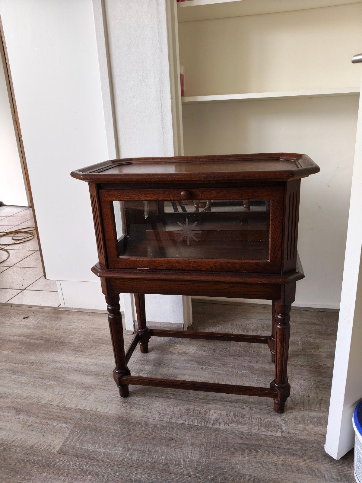 Antieke houten vitrinekast met glazen deur, Ophalen