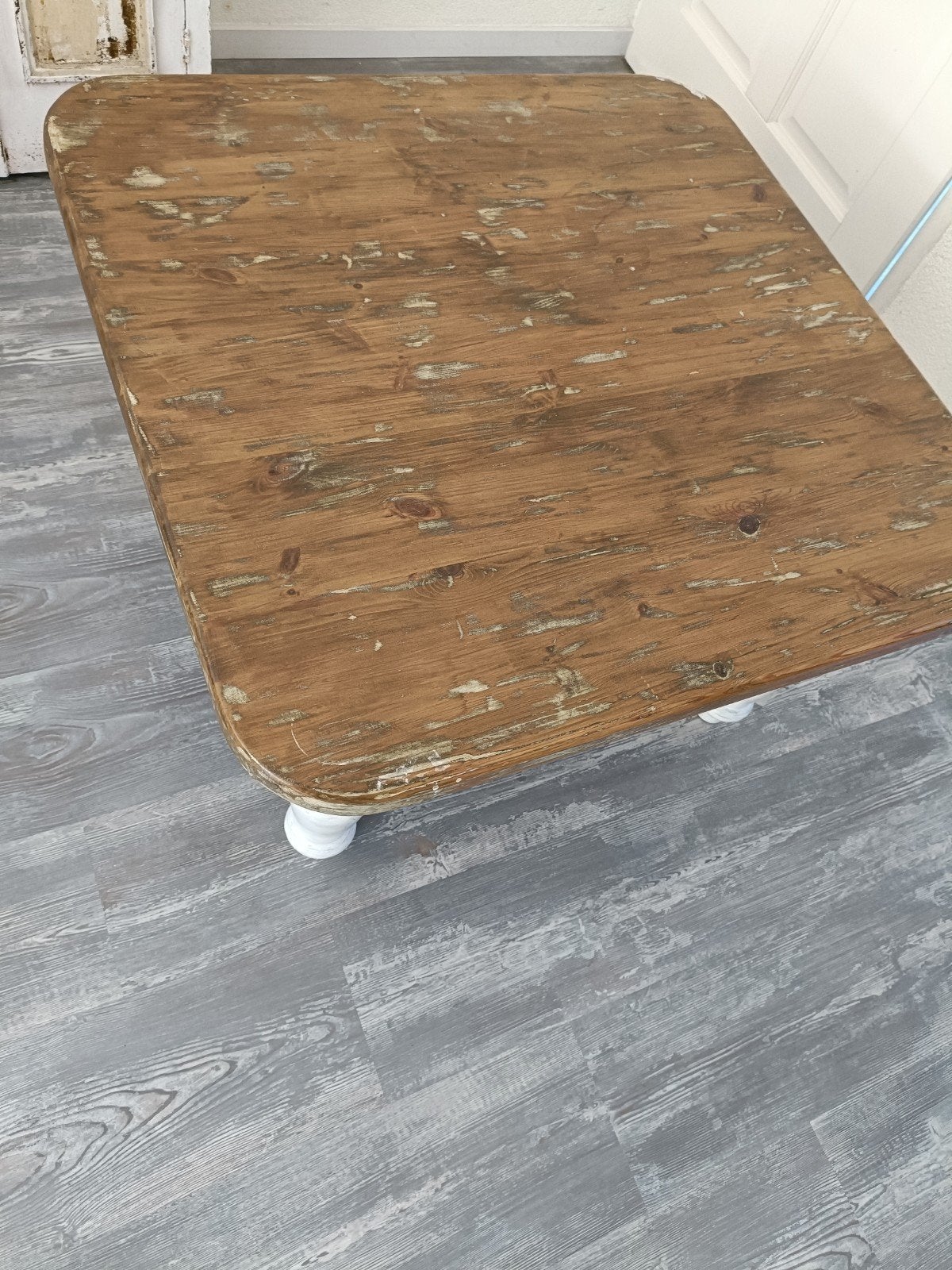 Rustieke houten salontafel met witte poten, Huis en Inrichting, Tafels | Salontafels, Gebruikt, 50 tot 100 cm, Vierkant, Rustiek, Landelijk, Brocante