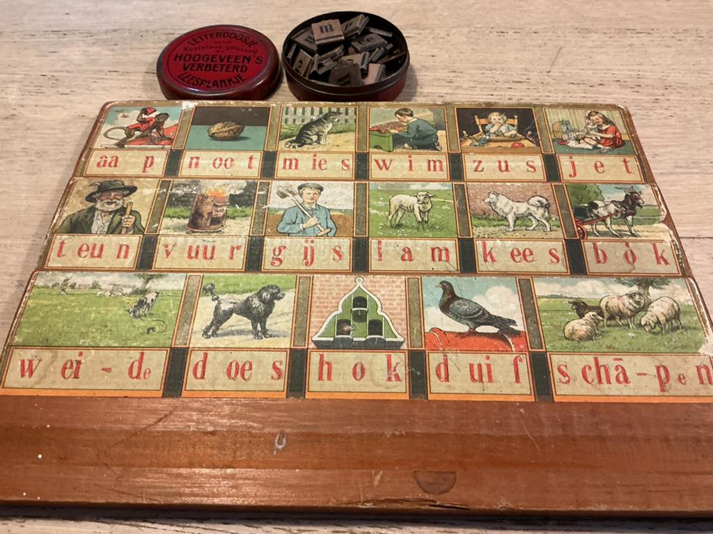 Antiek Hoogeveen's Verbeterd Leesplankje met Letterdoosje, Ophalen of Verzenden