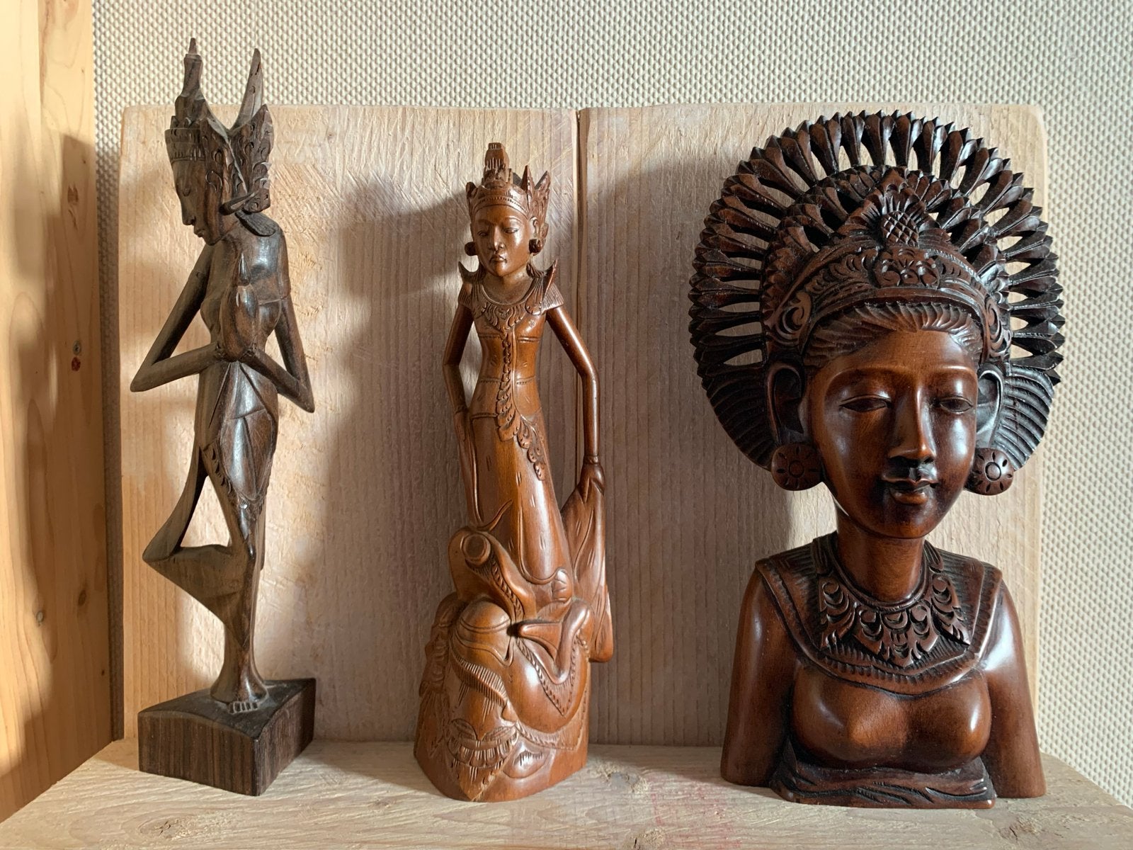Set van 3 handgesneden Balinese houten beelden, Groep mensen, Ophalen of Verzenden, Handgemaakt, 20 - 50 cm
