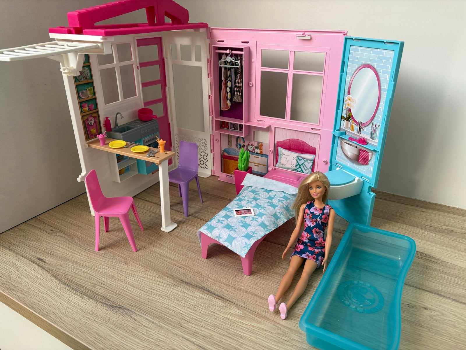 Draagbaar Barbie Huis met Barbie en Accessoires, Ophalen of Verzenden, Zo goed als nieuw, Barbie