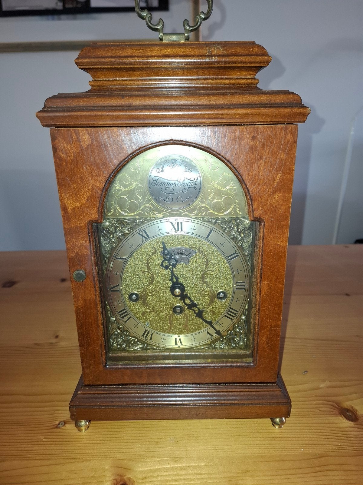 Antieke Wuba tafelklok - Tempus Fugit, Antiek en Kunst, Ophalen of Verzenden