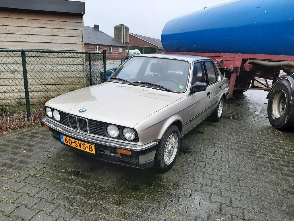 BMW 3-Serie E30 318i 1984 Beige, Auto's, BMW, Beige, 4 cilinders, Beige, 1754 cc