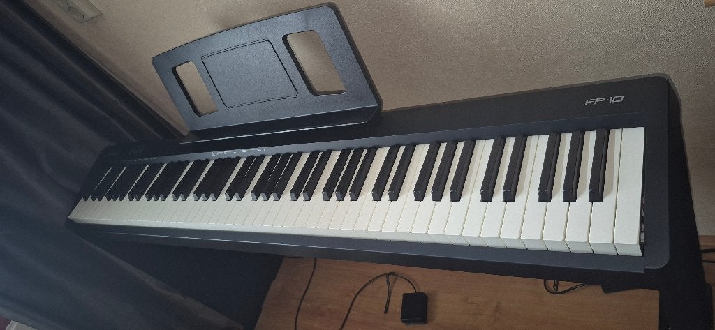 Roland FP-10, digitale piano + onderstel, pedaal en stofhoes, Ophalen, Zwart, Digitaal, Zo goed als nieuw