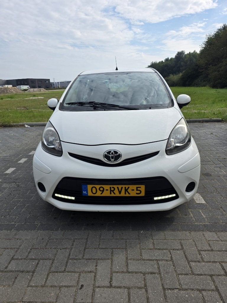 Toyota Aygo 5DRS 2011 NW KOPPELING/NW APK/AC/BLUETOOTH/NAVI, Auto's, Voorwielaandrijving, 4 stoelen, Origineel Nederlands, Bedrijf