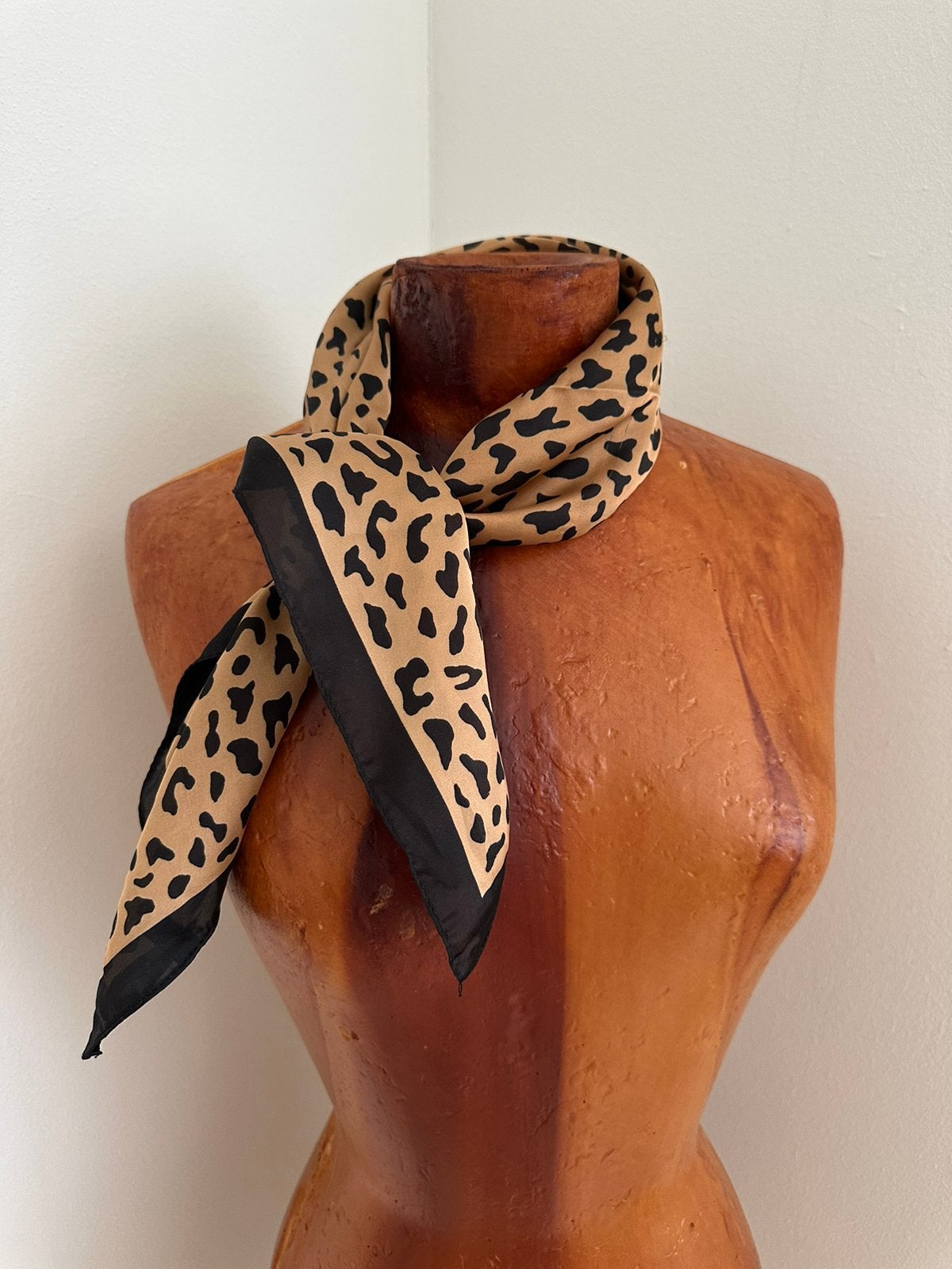Zwart camelkleurig luipaardprint satijnen sjaaltje, Kleding | Dames, Mutsen, Sjaals en Handschoenen, Ophalen of Verzenden, Zo goed als nieuw