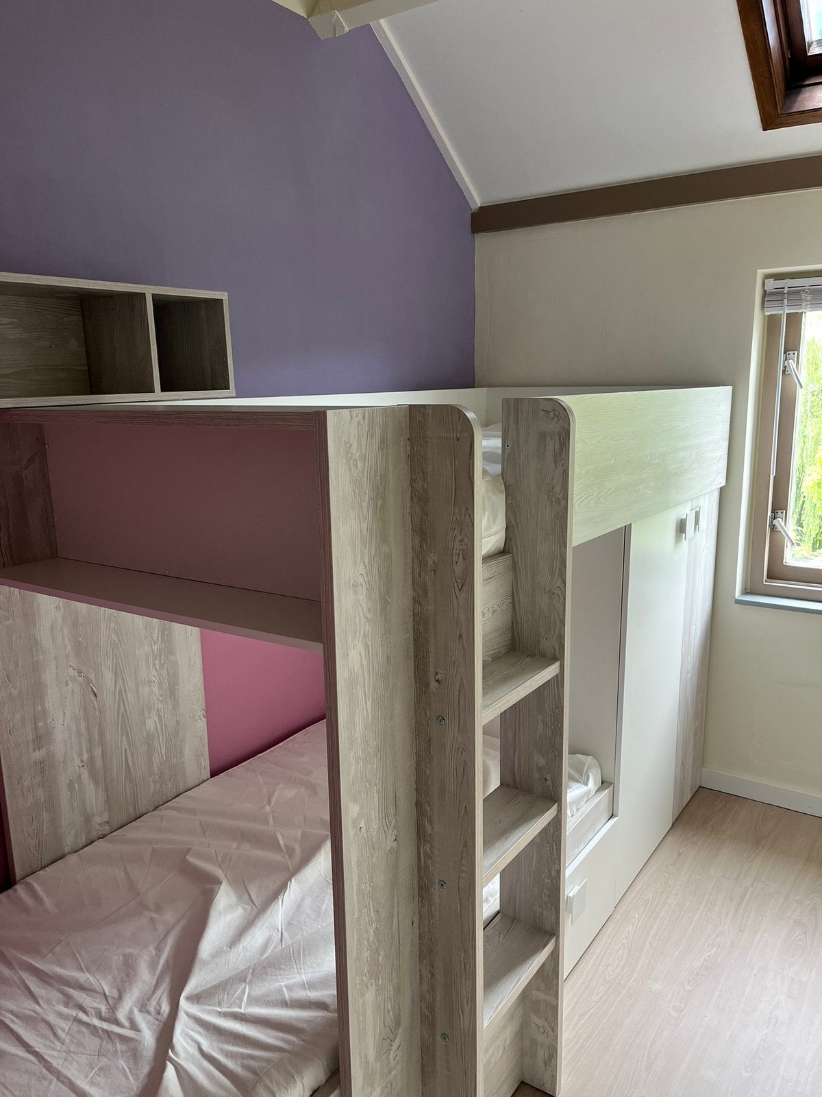 ZGAN kinderkamer: stapelbed + 2 matrassen + 2 bureaus, Ophalen, 90 cm, Tweepersoons, Zo goed als nieuw