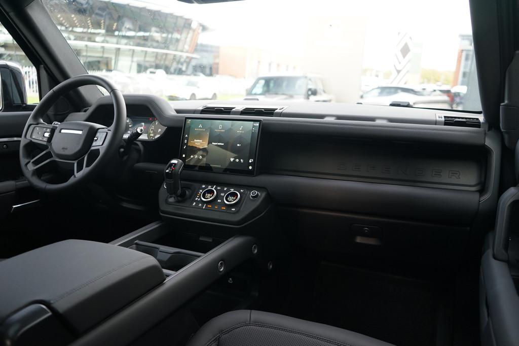 Land Rover Defender 110 P300e 110 X-Dynamic SE | Voorstoelen, Auto's, Land Rover, Automaat, 12 maanden, Gebruikt, 38 km/l