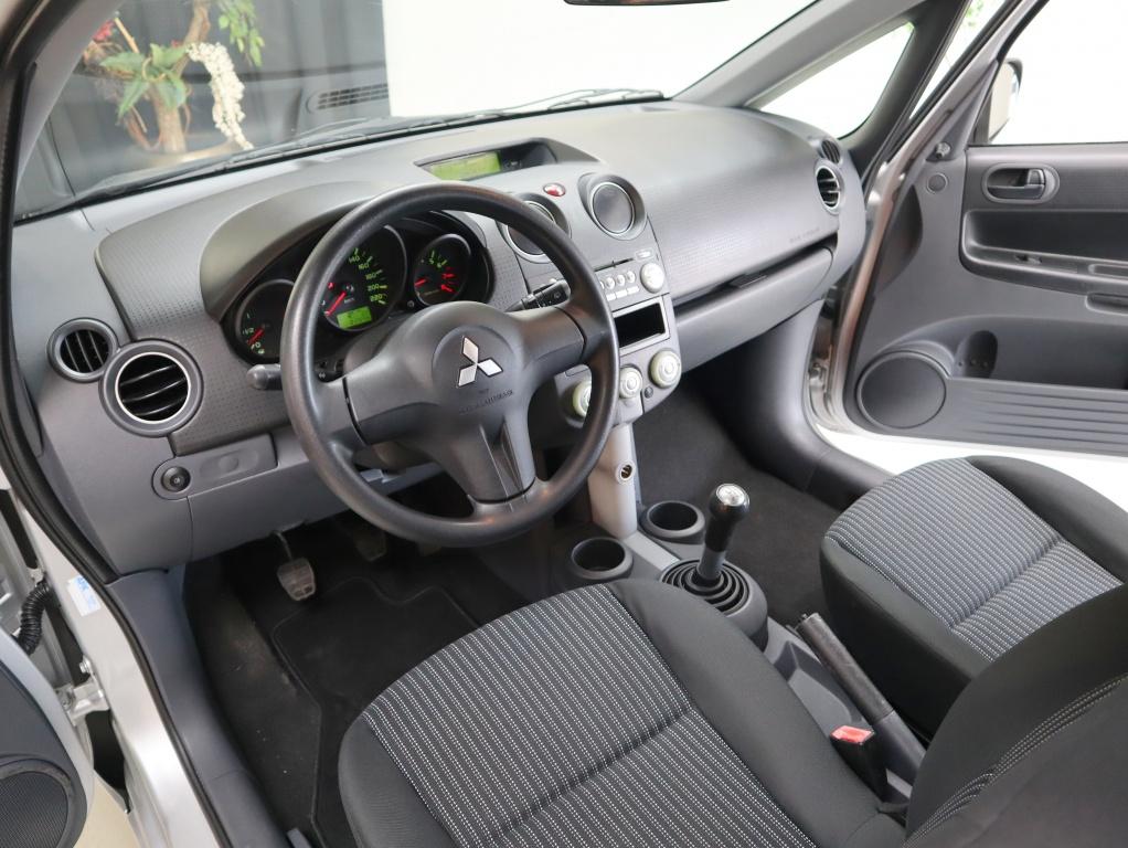 Mitsubishi Colt 1.1 Silverl. | jaarbeurt | 2 nw band | oh.bk, Voorwielaandrijving, Stof, Origineel Nederlands, Bedrijf