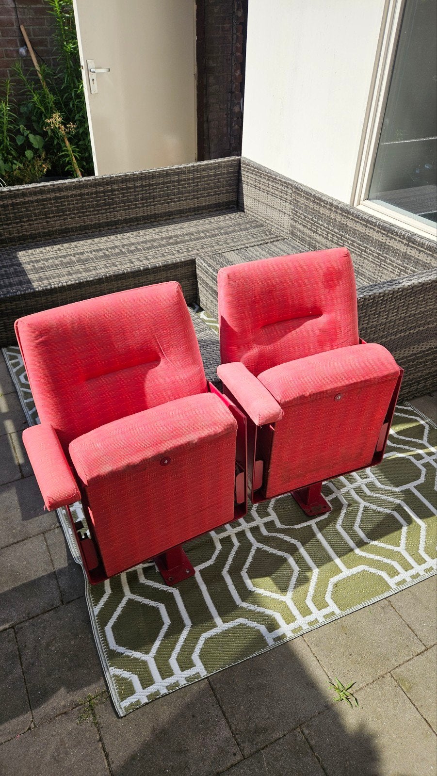 Twee rode bioscoopstoelen, Huis en Inrichting, Stoelen, Ophalen, Gebruikt, Stof, Rood