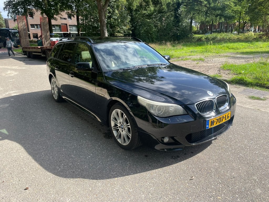 BMW 5-Serie 3.0 XI 530 Touring AUT 2005 Zwart | M-Pakket, Auto's, Automaat, Xenon verlichting, Beige, 1675 kg