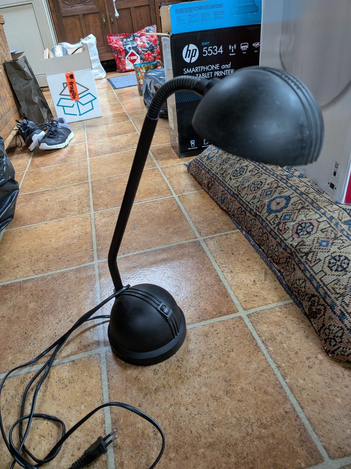 Zwarte bureaulamp met flexibele arm, Ophalen