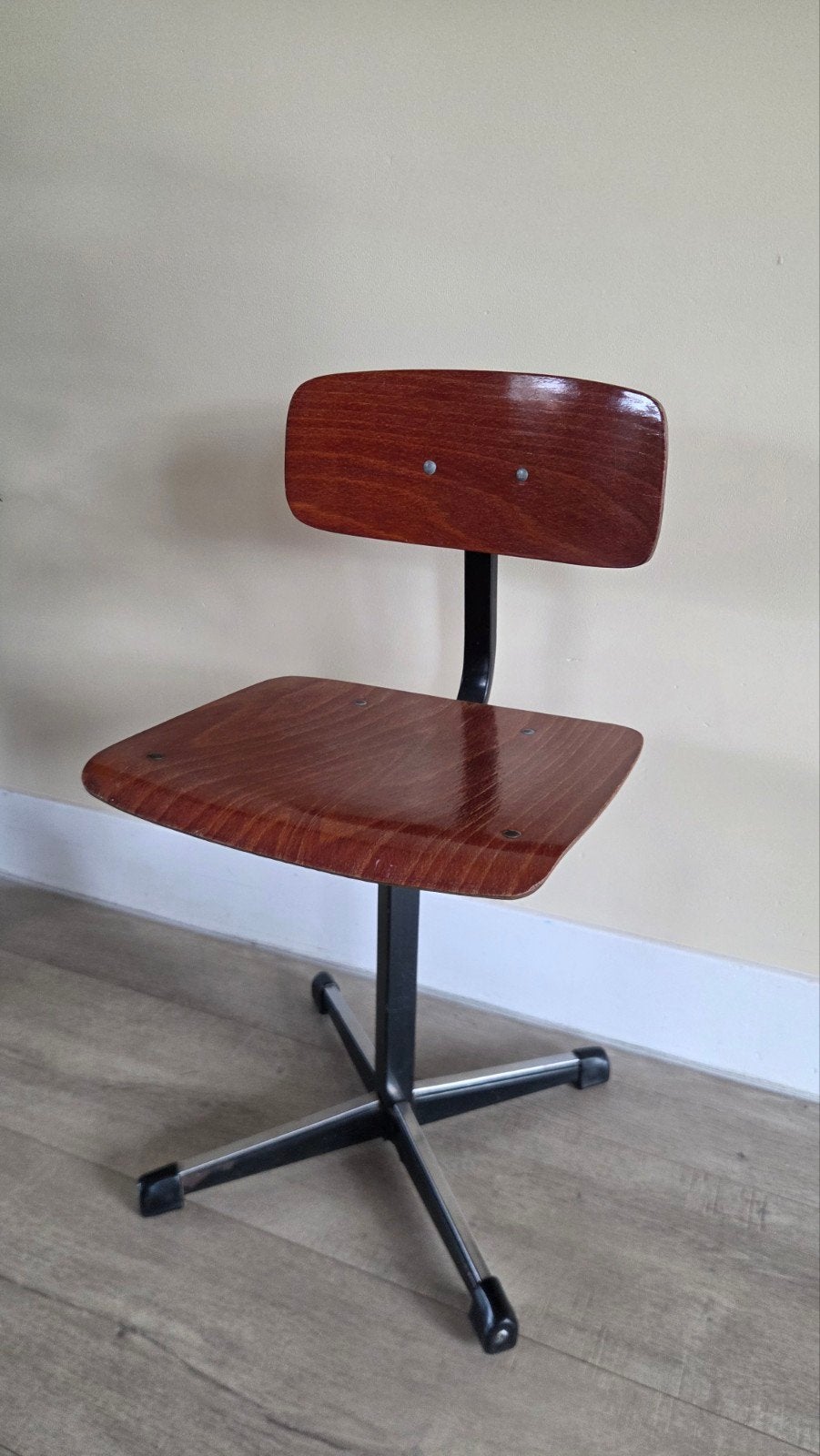 Vintage kinderstoelje van hout en metaal, Ophalen