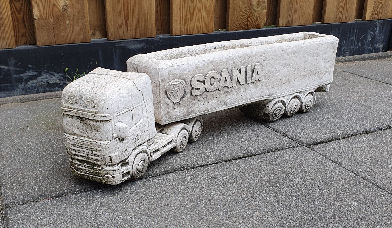Scania beton beeld voor buiten - unieke plantenbak, Ophalen of Verzenden