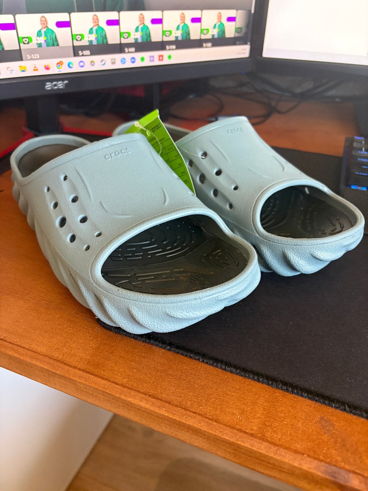 Nieuwe Crocs Echo Slide in Pond kleur - Stijlvol en Comforta, Ophalen, Nieuw, Overige kleuren