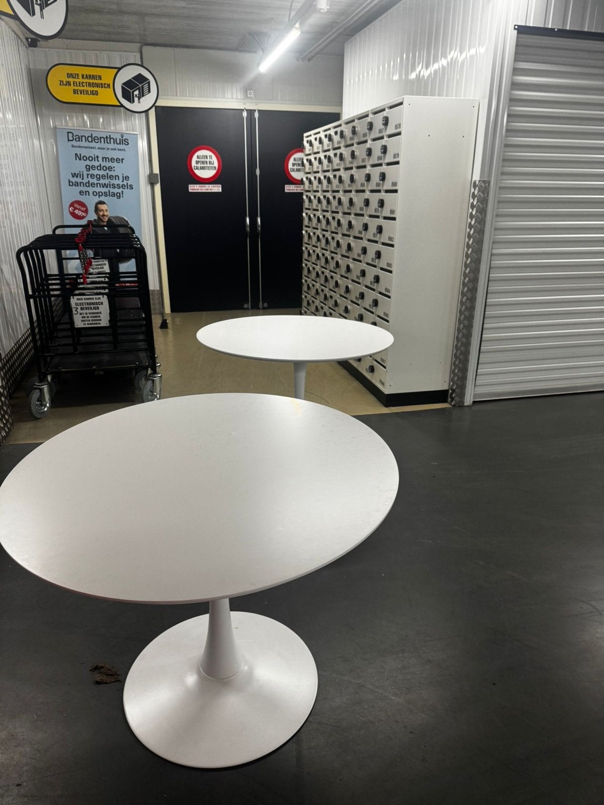 Witte ronde tafel met trompetvoet. Ø100 x H75 cm, Ophalen of Verzenden, Gebruikt