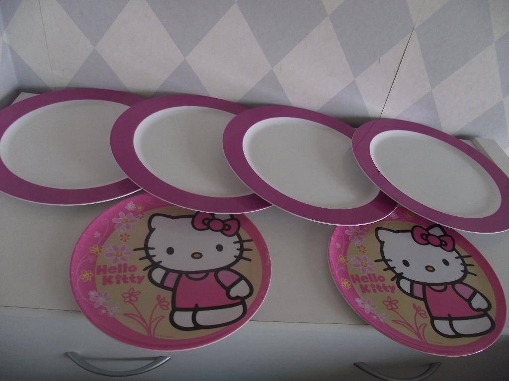 7 Mepal servies bord 4 roze 2 Hello Kitty 1 mint camping p s, Ophalen of Verzenden, Zo goed als nieuw
