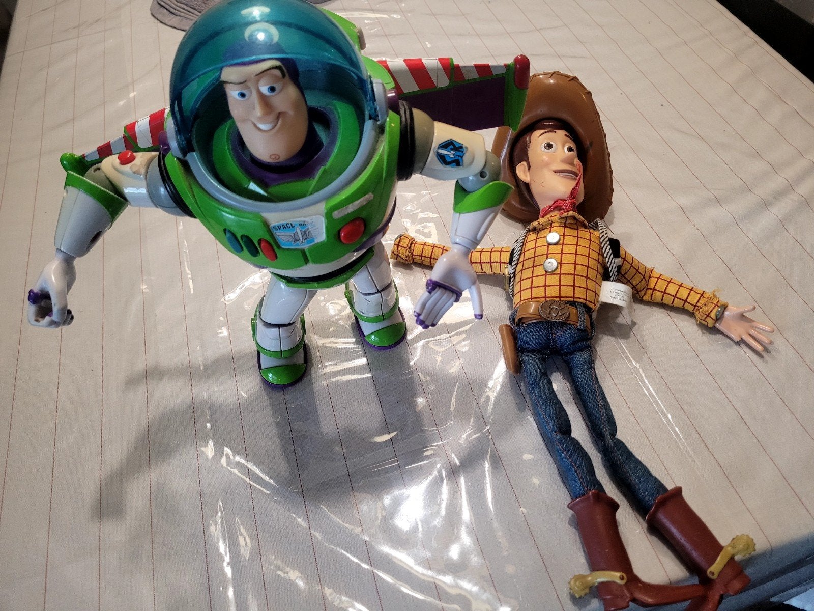Buzz Lightyear en Woody (mist een hand), Ophalen