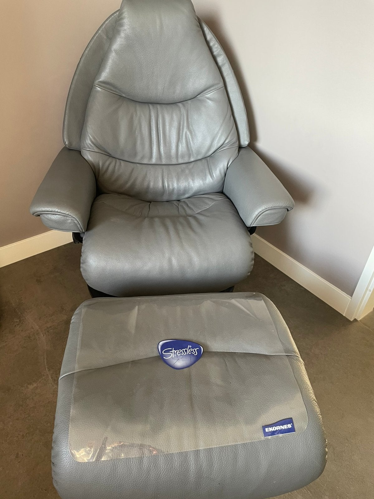Stressless fauteuil met voetenbank - Grijs leer, Ophalen, Leer, Zo goed als nieuw, Eén