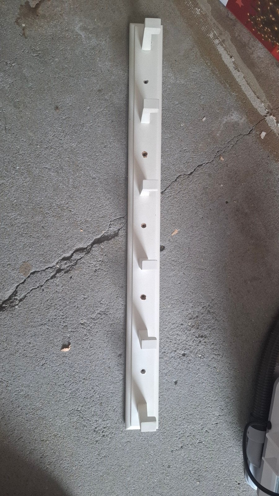 Gratis witte muur kapstok, Huis en Inrichting, Woonaccessoires | Kapstokken, Gebruikt, Minder dan 100 cm, Hout, Ophalen