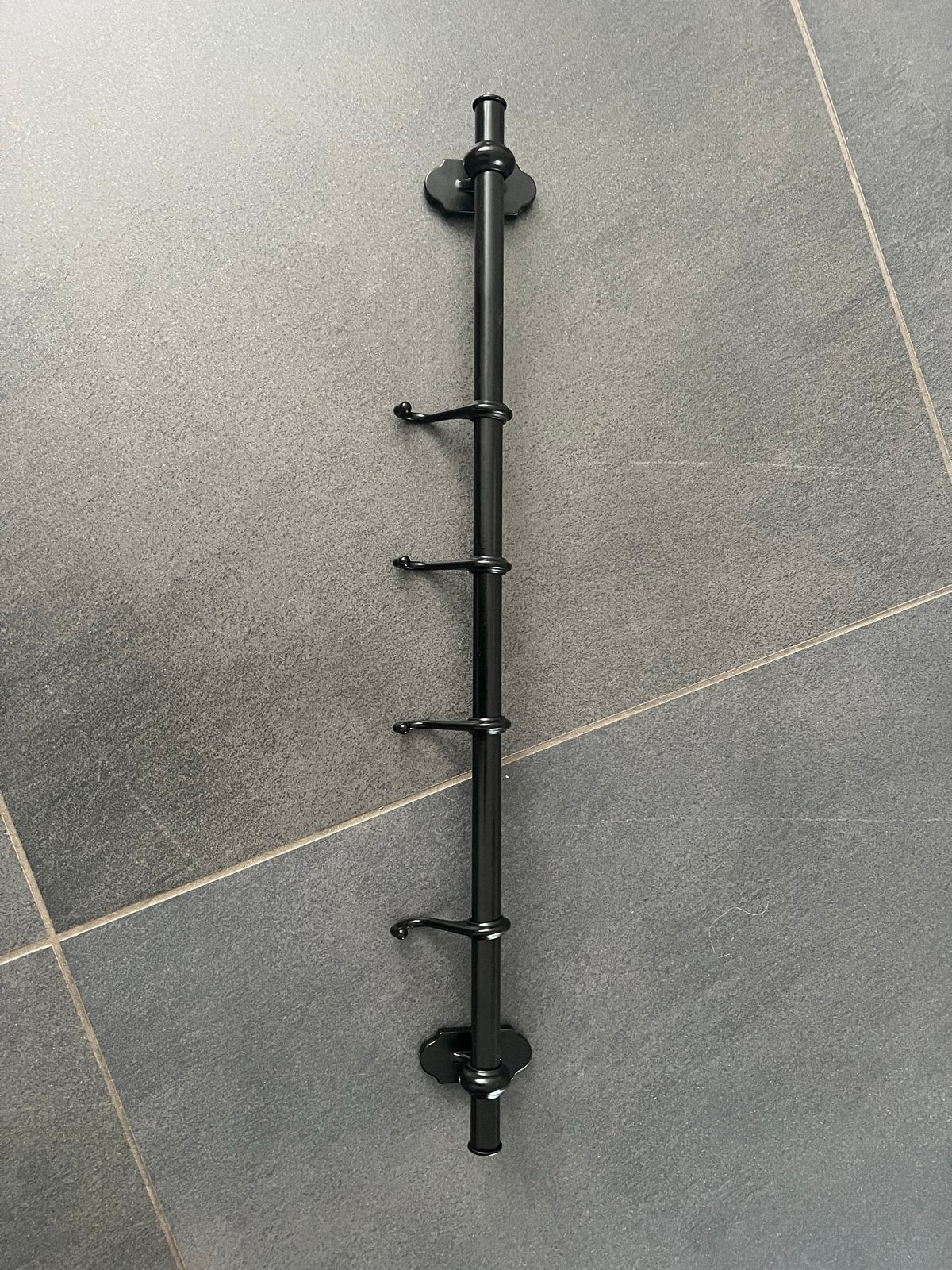 Ikea wandrek met haken - Zwart metaal, Wandkapstok, 100 tot 150 cm, Ophalen of Verzenden, Zo goed als nieuw