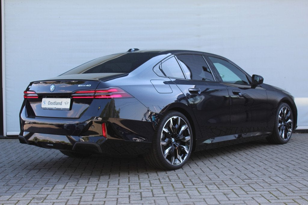 BMW i5 eDrive40 M Sport / Panoramadak / Trekhaak / Bowers &, Auto's, BMW, Automaat, 2095 kg, Achterwielaandrijving, Zwart