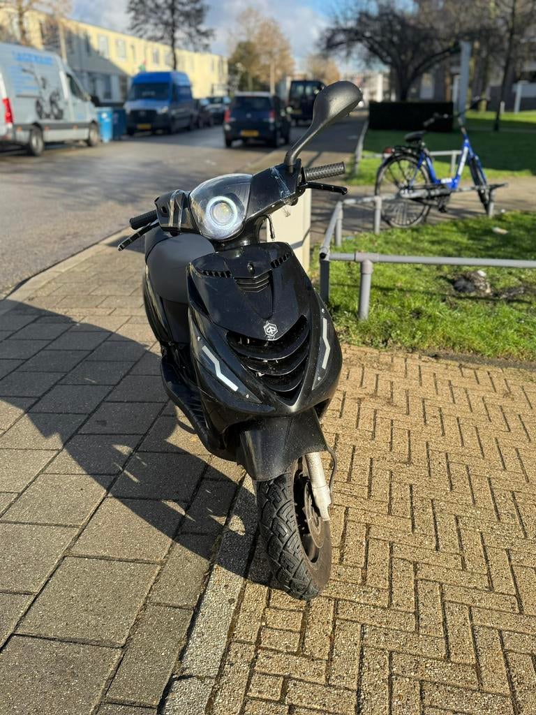 Zip 2015 4 takt, Fietsen en Brommers, Scooters | Piaggio, Ophalen of Verzenden, Zo goed als nieuw, Benzine, Zip