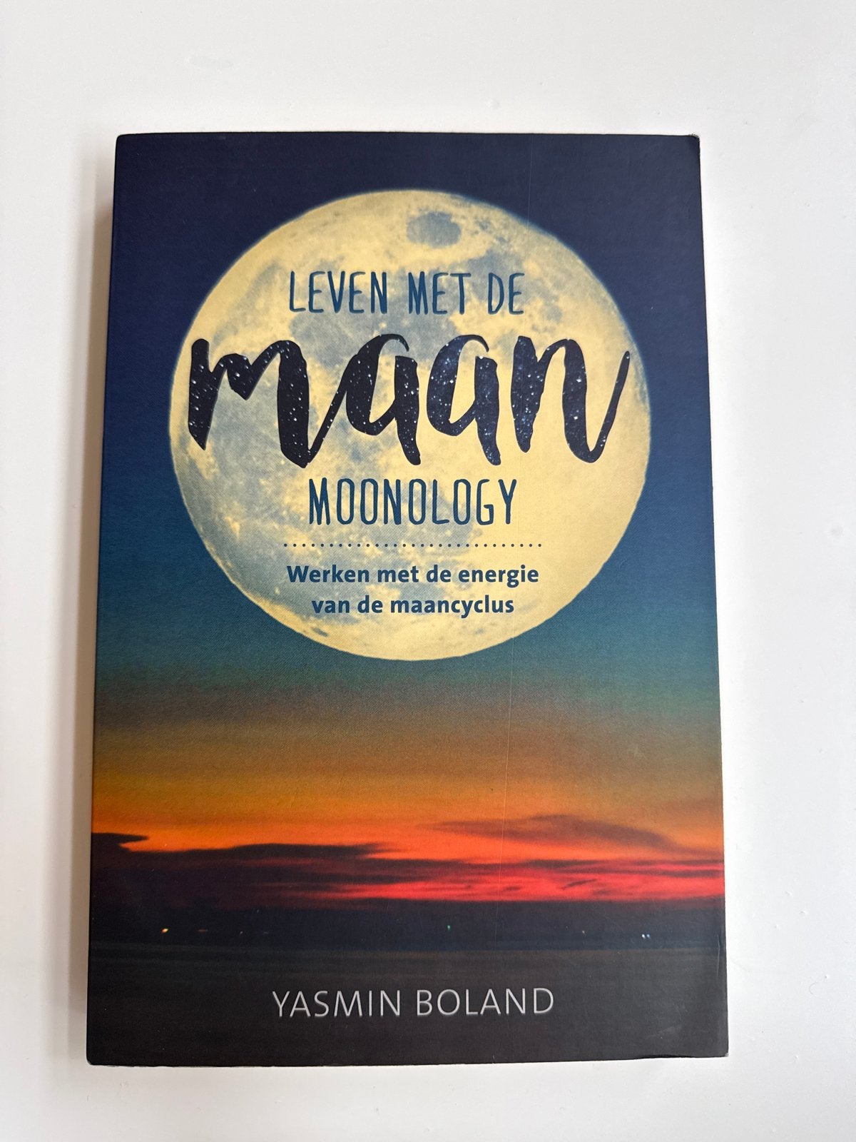 Leven met de Maan: Moonology - Yasmin Boland, Ophalen of Verzenden, Zo goed als nieuw, Astrologie, Instructieboek