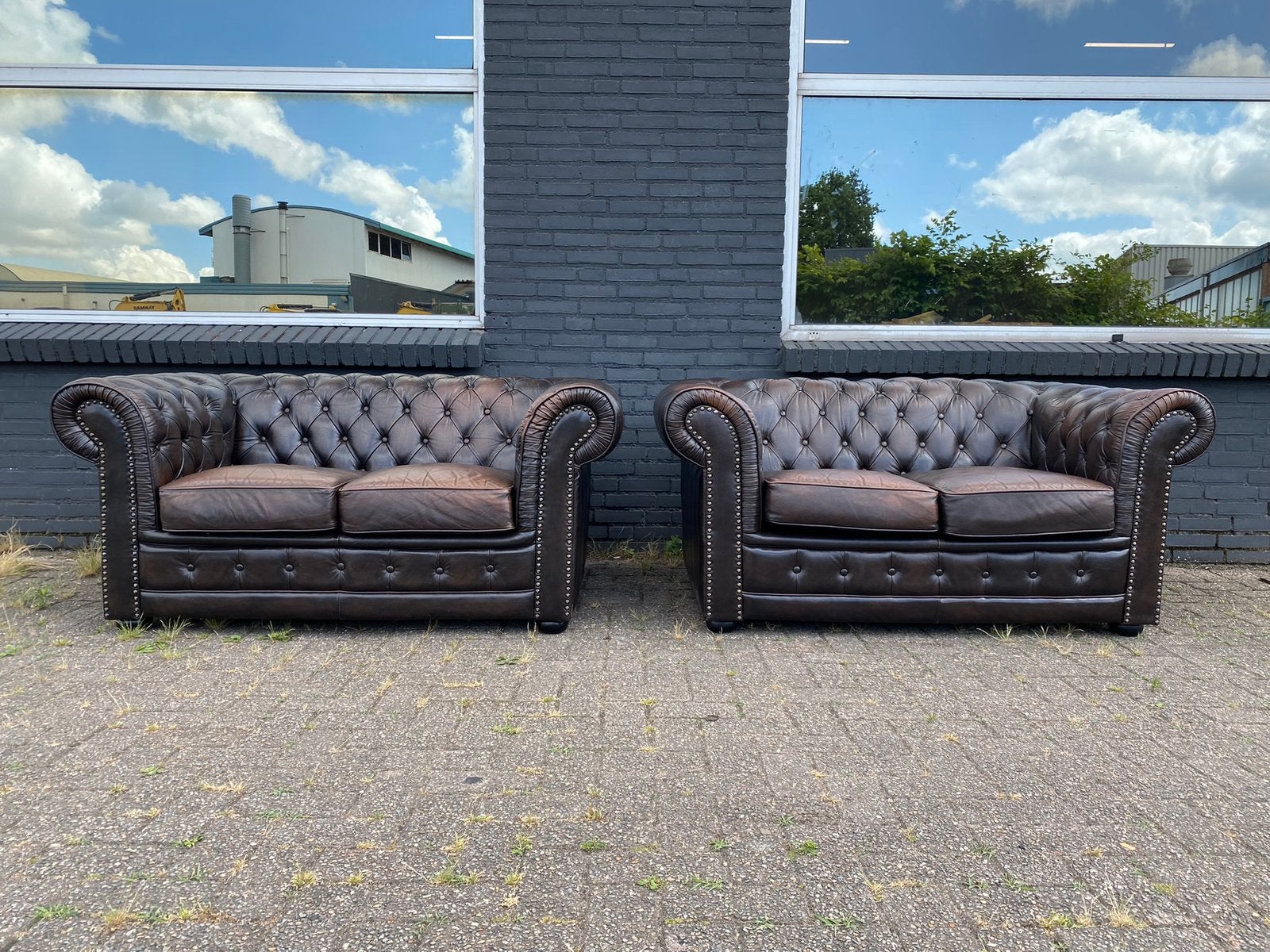 2 x 2 Chesterfield banken donker bruin, Ophalen, 125 cm of meer, Leer, Zo goed als nieuw