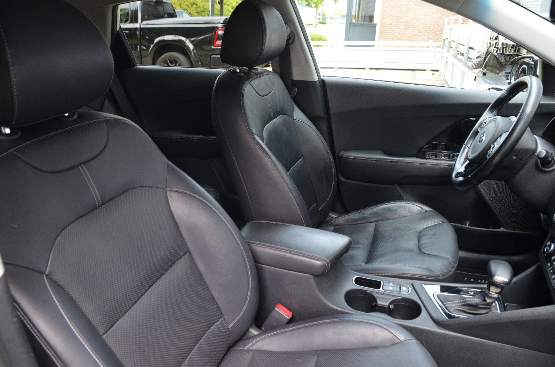 Kia Niro 1.6 GDi Hybrid ExecutiveLine Grote beurt met 4nw ba, 12 maanden, Gebruikt, Wit, 26 km/l