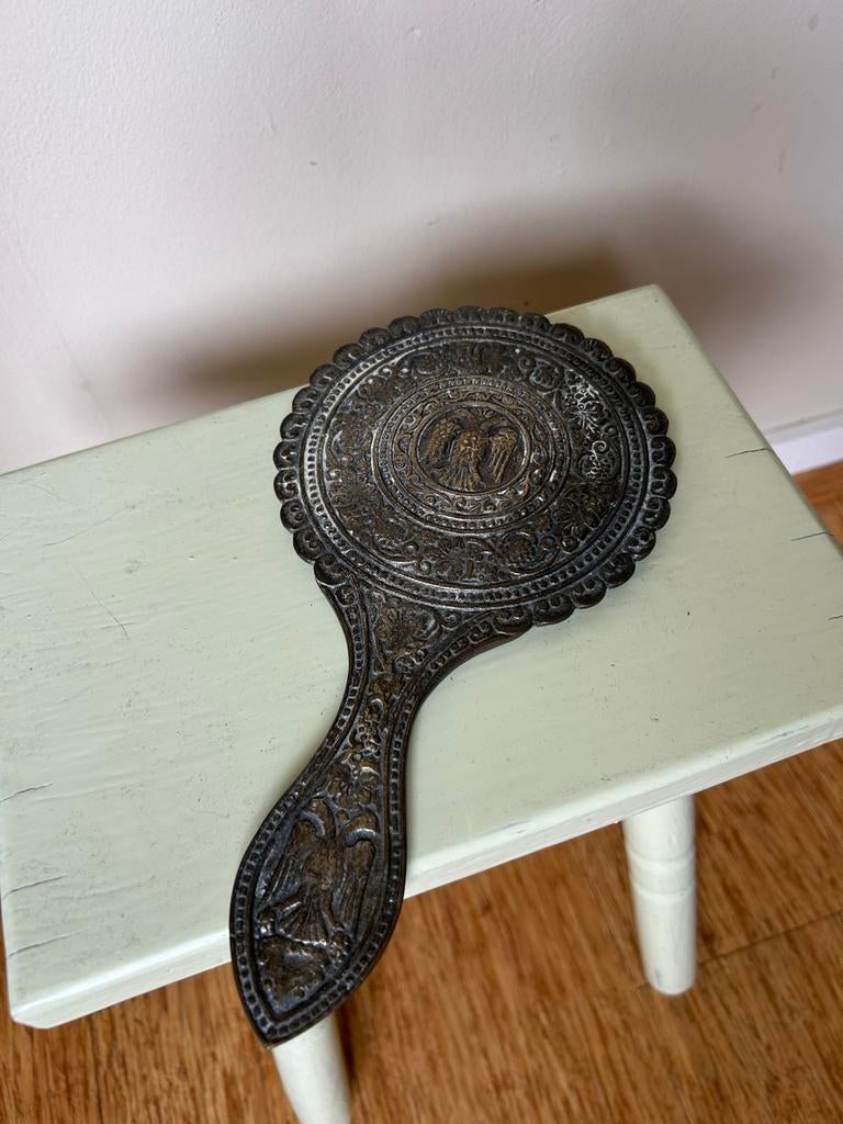 Hand spiegel van bewerkt metaal, Antiek en Kunst, Curiosa en Brocante, Ophalen of Verzenden