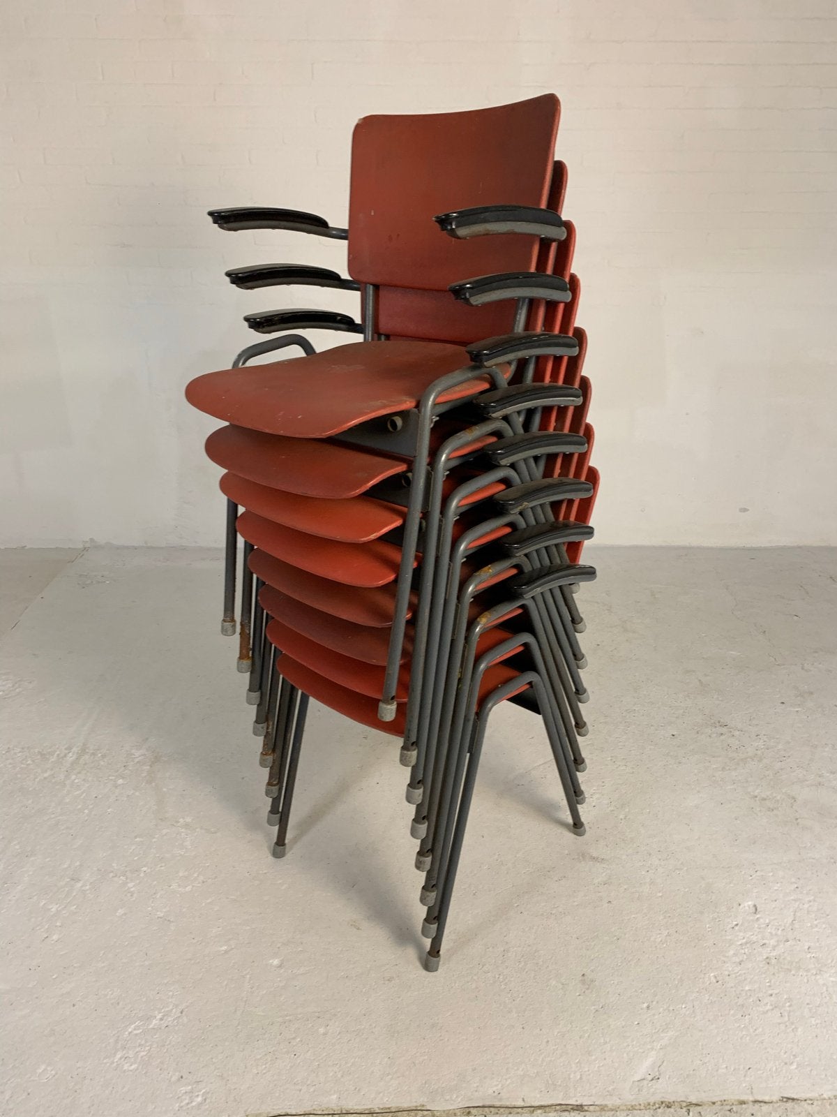 8 Vintage stapelbare stoelen met armleuningen, rood, Ophalen of Verzenden