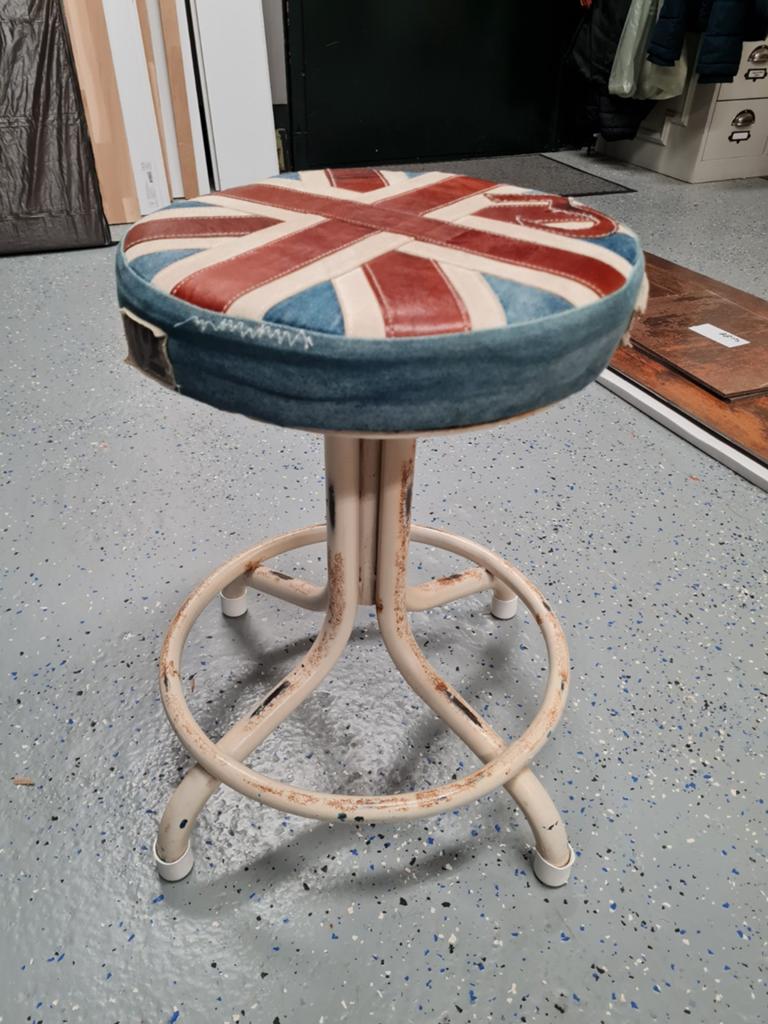 In hoogte verstelbare draaikruk met Union Jack zitting, Huis en Inrichting, Barkrukken, Ophalen, Gebruikt, 60 tot 90 cm, In hoogte verstelbaar