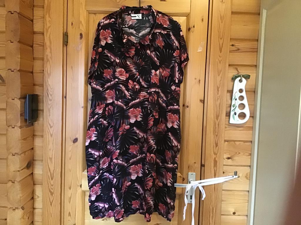 Jurk zwart met roze bloemen studio clothing 50/52, Kleding | Dames, Grote Maten, Ophalen of Verzenden, Zo goed als nieuw, Zwart