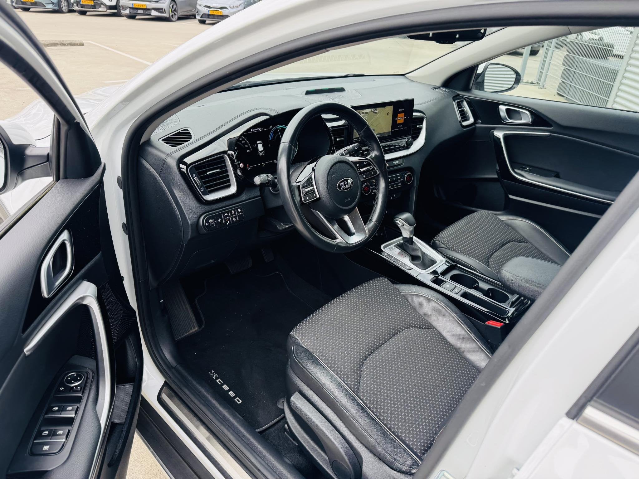 Kia XCeed 1.6 GDi PHEV DynamicPlusLine Edition Draaghaak tbv, XCeed, Gebruikt, Leder en Stof, Wit