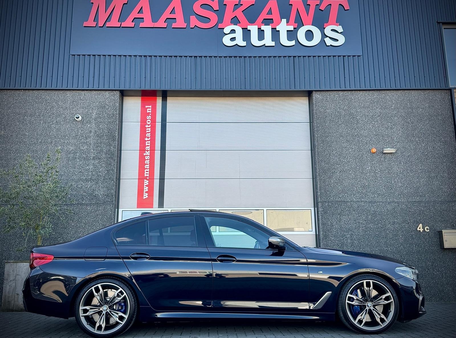 BMW 5-Serie (g30) M550i 530pk xDrive / Schuifdak / Laser / 4, Auto's, Automaat, Gebruikt, 2000 kg, 4395 cc