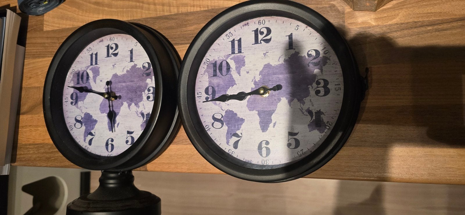 Tafelklok (2 kanten) met Wereldkaart Design, Ophalen, Analoog, Werkt op batterijen, Zo goed als nieuw